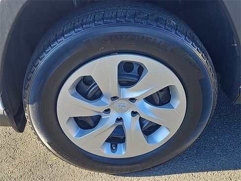 Used 2022 Toyota RAV4 LE image 7