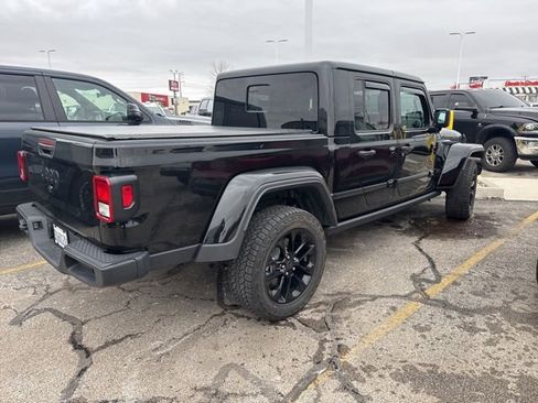 Used 2025 Jeep Gladiator Sport image 4
