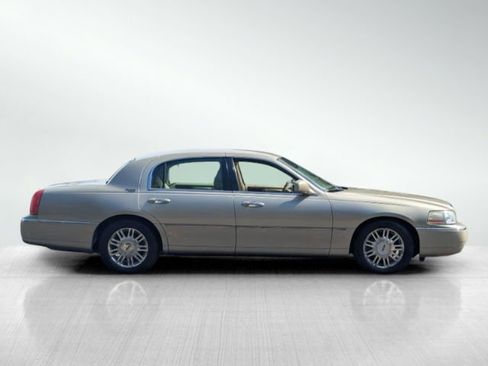 Used 2011 Lincoln Town Car Signature Limited image 3