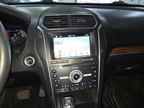 Used 2017 Ford Explorer Limited image 36