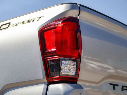 Used 2019 Toyota Tacoma TRD Sport w/ Technology Package image 7