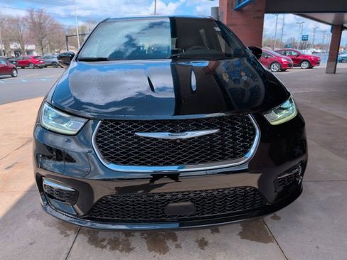 Used 2025 Chrysler Pacifica Select image 11