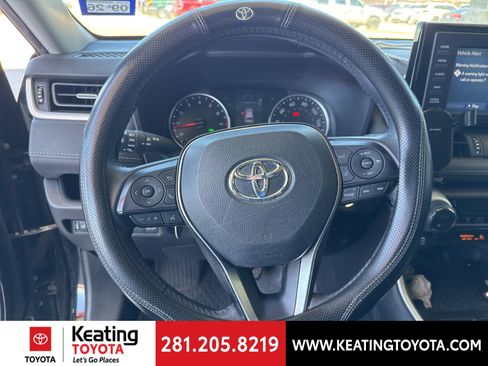 Used 2020 Toyota RAV4 XLE Premium image 17