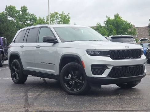 Used 2024 Jeep Grand Cherokee Altitude AWD/4WD image 2