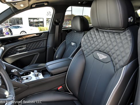 Used 2023 Bentley Bentayga Plug-In Hybrid AWD/4WD image 26