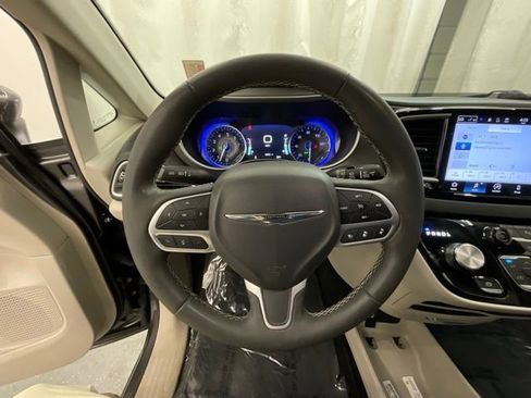 Used 2023 Chrysler Pacifica Touring-L FWD image 11