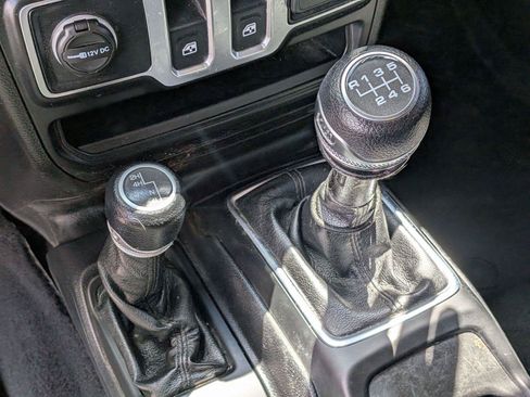 Used 2019 Jeep Wrangler Sport AWD/4WD image 32