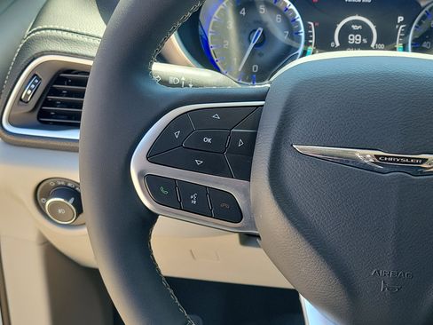 Used 2024 Chrysler Pacifica Touring-L image 24