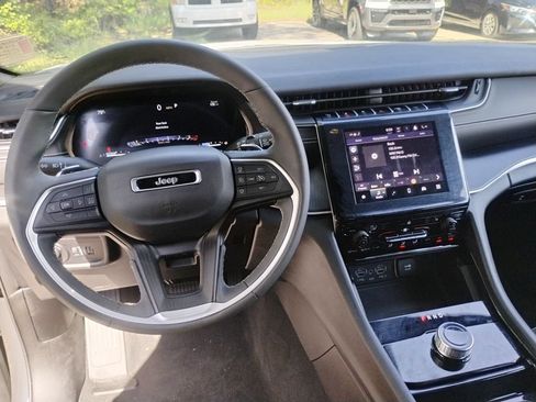 Used 2023 Jeep Grand Cherokee Altitude AWD/4WD image 14