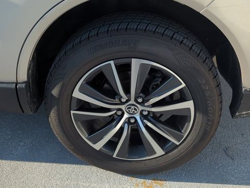 Used 2023 Toyota Venza LE AWD/4WD image 7