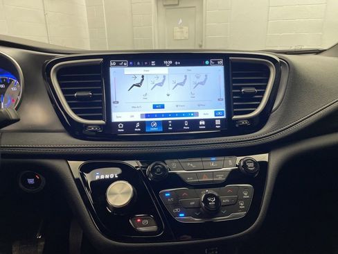 New 2026 Chrysler Pacifica Select image 10