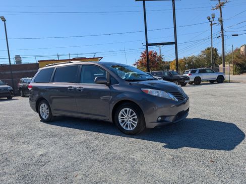 Used 2012 Toyota Sienna Limited image 3