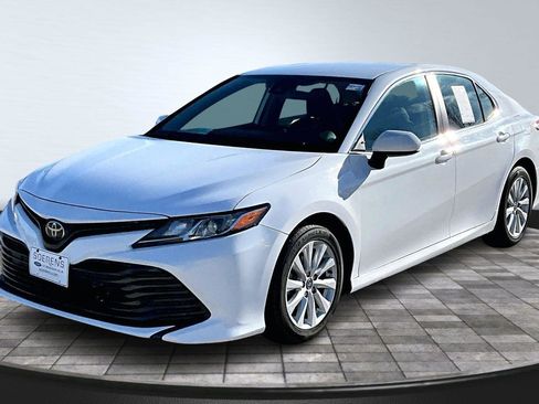 Used 2020 Toyota Camry LE image 2