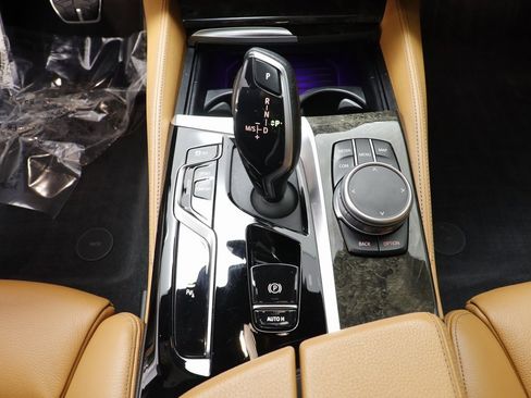 Used 2022 BMW M550i xDrive M550i xDrive w/ Premium Package image 14