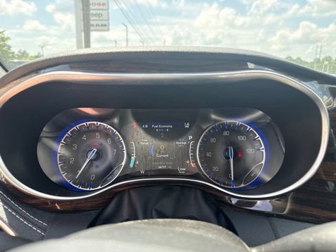 Used 2023 Chrysler Pacifica Limited FWD image 21