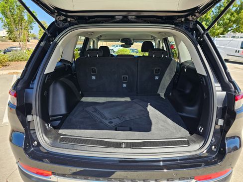 Used 2024 Jeep Grand Cherokee Laredo image 27