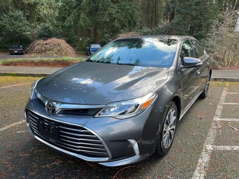 Used 2017 Toyota Avalon XLE image 3