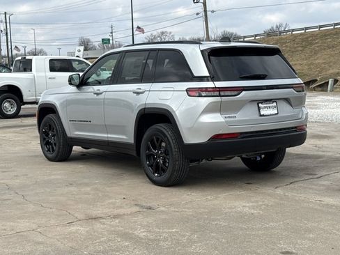 New 2025 Jeep Grand Cherokee Altitude image 9