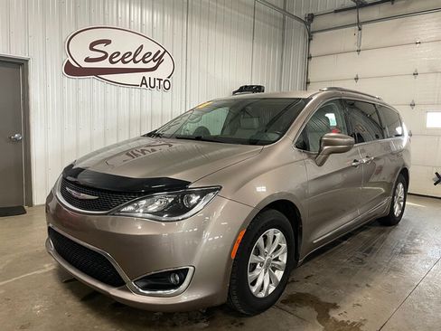 Used 2018 Chrysler Pacifica Touring-L image 2