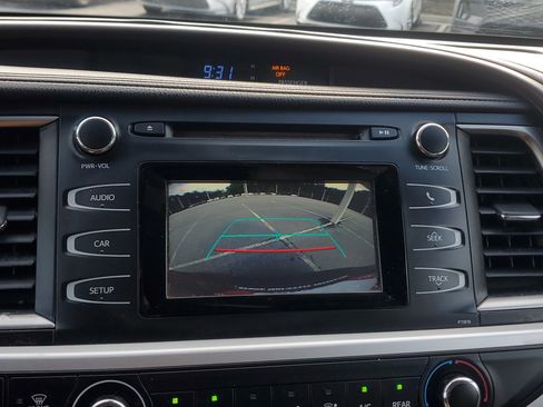 Used 2019 Toyota Highlander LE FWD image 24