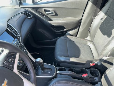 Used 2019 Chevrolet Trax LT w/ LT Convenience Package image 11