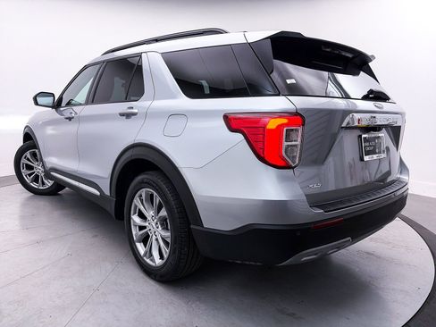 Used 2022 Ford Explorer XLT w/ Equipment Group 202A image 2