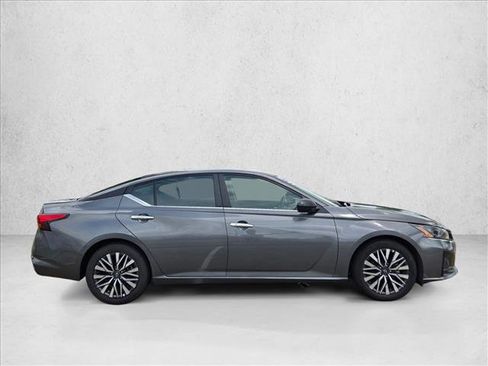 Used 2025 Nissan Altima 2.5 SV FWD image 4