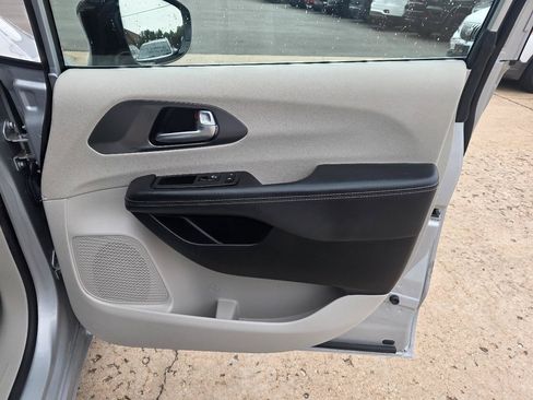 Used 2024 Chrysler Pacifica Touring-L FWD image 17