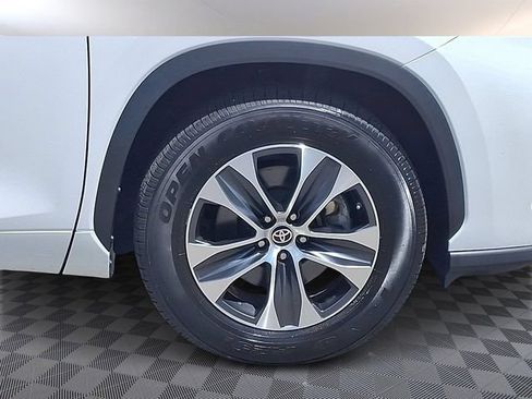 Used 2023 Toyota Highlander XLE FWD image 9