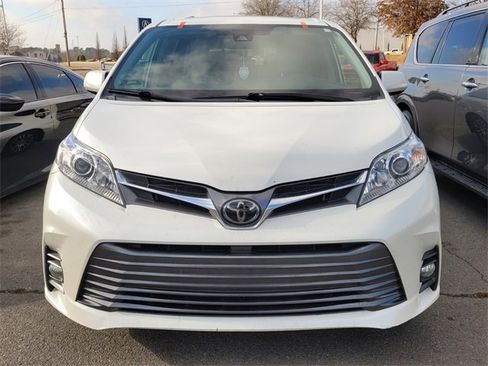 Used 2020 Toyota Sienna XLE image 2