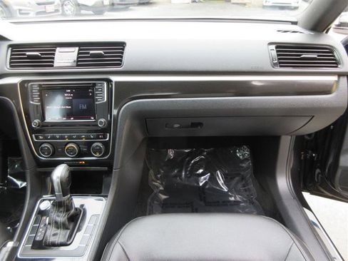 Used 2018 Volkswagen Passat 3.6 image 28