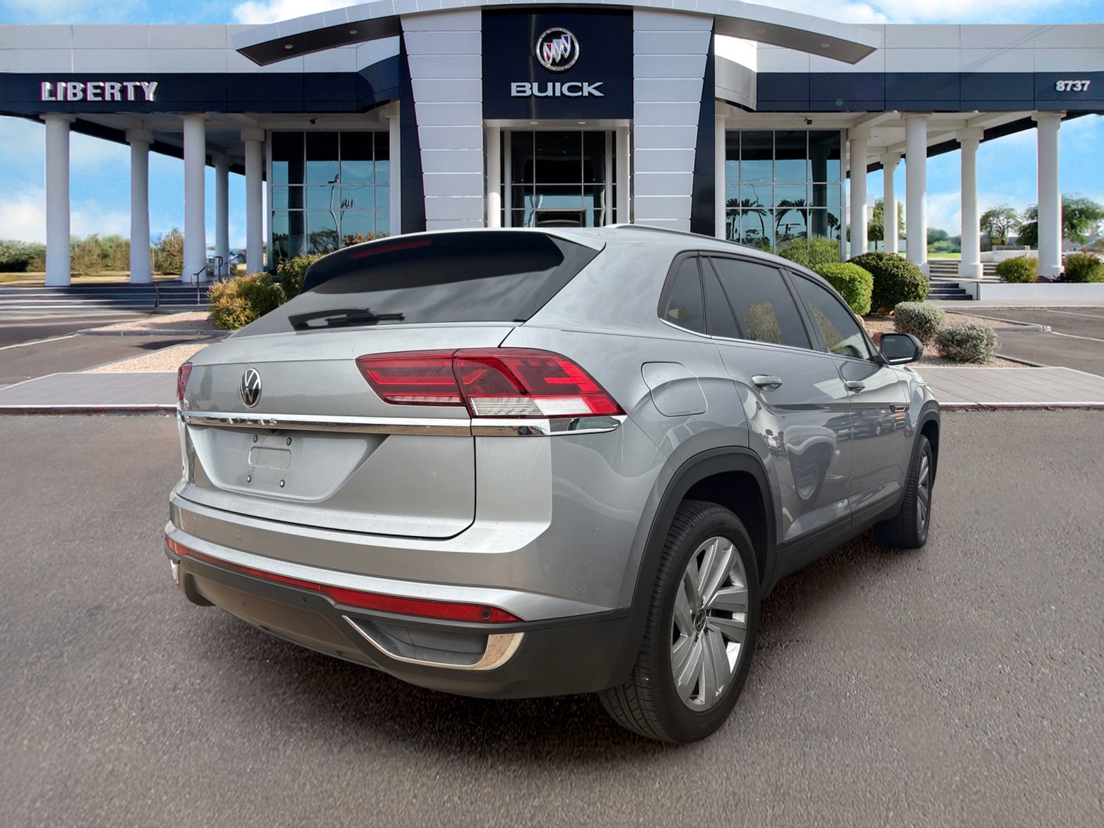 Used 2021 Volkswagen Atlas Cross Sport SE FWD image 2