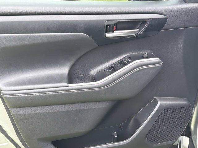 Used 2021 Toyota Highlander XLE AWD/4WD image 15