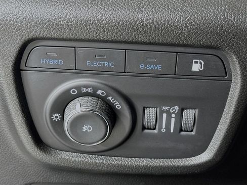 Used 2023 Jeep Grand Cherokee Overland w/ Luxury Tech Group IV AWD/4WD image 18