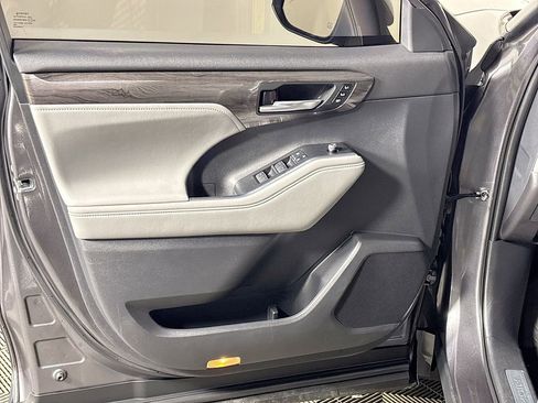 Used 2021 Toyota Highlander Limited image 10