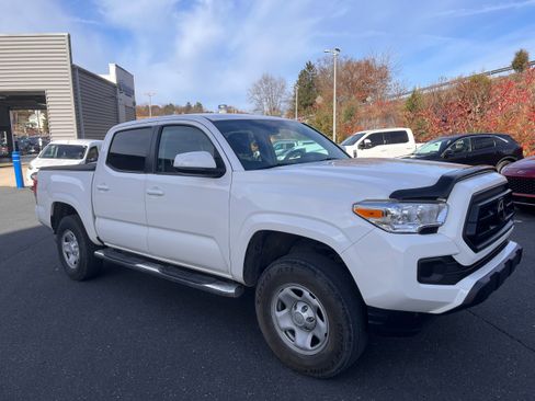 Used 2022 Toyota Tacoma SR image 3