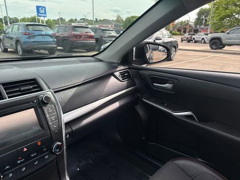 Used 2017 Toyota Camry SE w/ Moonroof Package FWD image 27