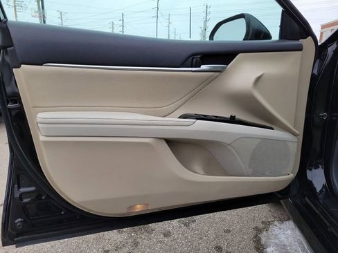 Used 2018 Toyota Camry XLE image 16