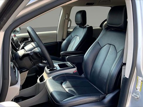 Used 2024 Chrysler Pacifica Touring-L FWD image 21