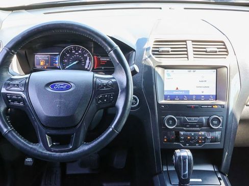 Used 2018 Ford Explorer XLT w/ Equipment Group 202A AWD/4WD image 32