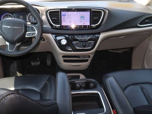 Used 2023 Chrysler Pacifica Touring-L FWD image 11