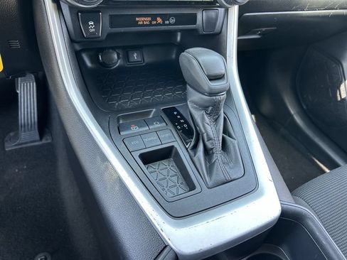 Used 2022 Toyota RAV4 LE w/ Carpet Mat Package (TMS) FWD image 16