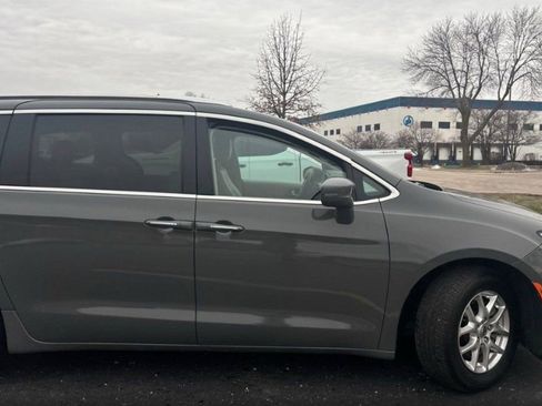 Used 2021 Chrysler Pacifica Touring-L image 4