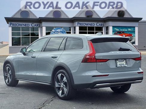 Used 2025 Volvo V60 B5 Cross Country Plus image 2