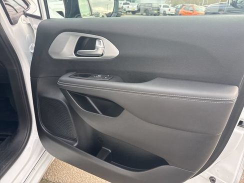 Used 2024 Chrysler Pacifica Touring FWD image 8