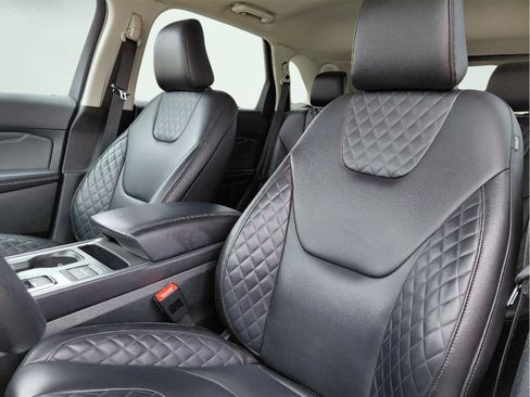 Used 2024 Ford Edge Titanium image 9