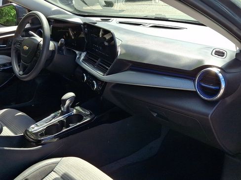 Used 2025 Chevrolet Trax LT FWD image 6