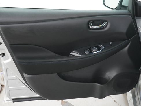 Used 2018 Nissan Leaf SV w/ SV Technology Package FWD image 19