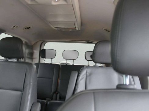 Used 2010 Volkswagen Routan SE FWD image 9