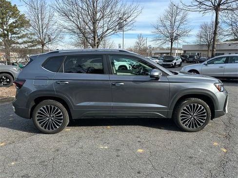 Used 2025 Volkswagen Taos SE image 8